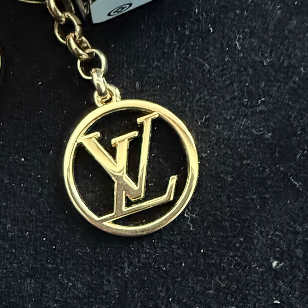Louis Vuitton Gold and Red Heart Key Holder - Picture 3 of 7